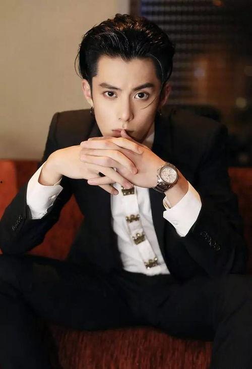 王鹤棣娱乐吃大瓜视频播放,视频播放引发网友热议